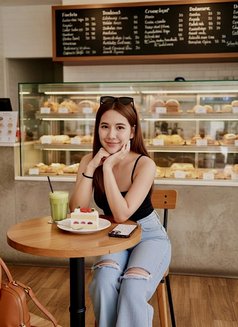 Lisa - escort in Bangkok Photo 4 of 5