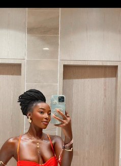 Lisa - escort in Dubai Photo 2 of 5