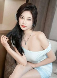 Lisa - escort in Singapore Photo 2 of 3