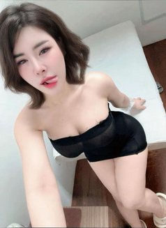 Lisa - escort in Singapore Photo 2 of 8