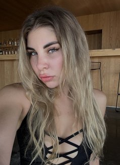 Liz - puta in Tokyo Photo 7 of 8