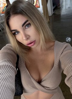 Liz - puta in Tokyo Photo 8 of 8