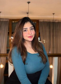 Liz - escort in Dubai Photo 5 of 8