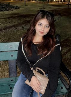 Kanwal - puta in Dubai Photo 5 of 6