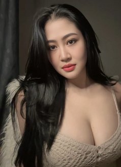 Liz - escort in Tokyo Photo 1 of 10