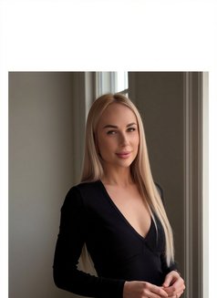 Liza - escort in Dubai Photo 2 of 3