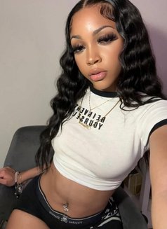 Lizzie - puta in Dubai Photo 1 of 6