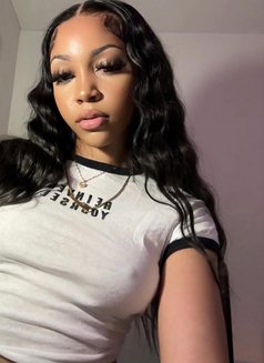 Lizzie - puta in Dubai Photo 2 of 6