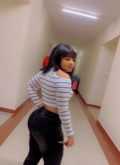 Lizzy - escort in Guangzhou Photo 2 of 3