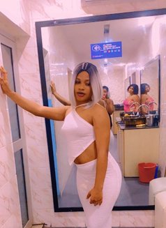 Lizzy - puta in Cotonou Photo 1 of 2