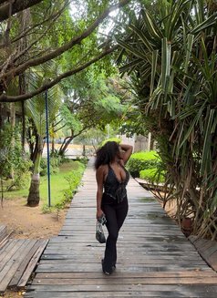 Lizzyliz - puta in Lagos, Nigeria Photo 2 of 5