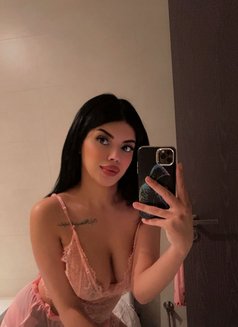 Lola New in Dubai - puta in Dubai Photo 1 of 9