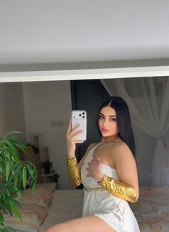 Lolita - puta in Dubai Photo 7 of 12