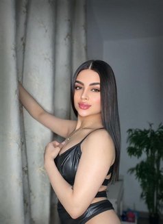 Lolita - puta in Dubai Photo 9 of 12