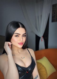 Lolita - puta in Dubai Photo 10 of 12