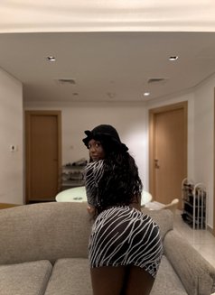 Loly - escort in Dubai Photo 3 of 4