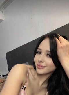 Loona - puta in Bali Photo 1 of 5