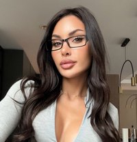 Lora - escort in Paris