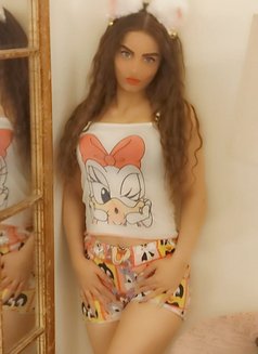 Lora - escort in Beirut Photo 1 of 12