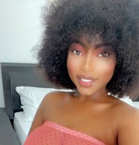 Lora Max - puta in Maldives