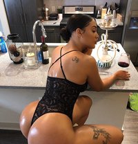 Lora Max - puta in Maldives