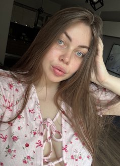Loren - escort in Dubai Photo 4 of 7
