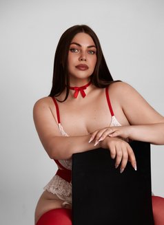 Loren - escort in Dubai Photo 6 of 7