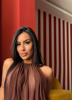 Lorena - puta in Doha Photo 2 of 7