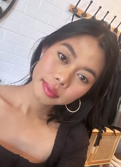 Lorena - escort in Singapore Photo 1 of 5