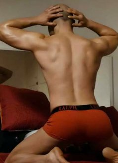 Lorenzo Tantra erotic massage - masseur in Dubai Photo 10 of 10