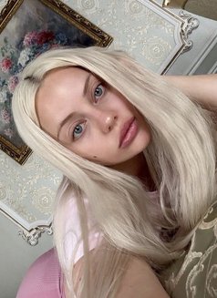 Loretta - escort in London Photo 3 of 3