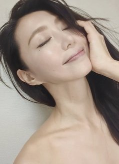 Hot Aunt Emma - puta in Singapore Photo 7 of 8