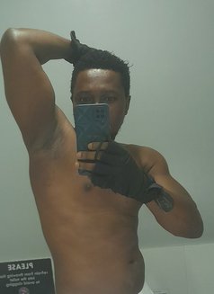 Los Maxi - Male escort in Manila Photo 5 of 7