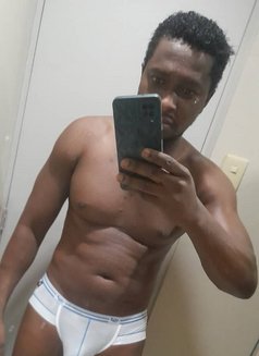 Los Maxi - Male escort in Manila Photo 9 of 9