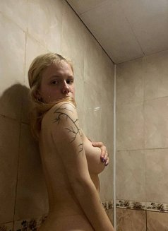 Lota - escort in Dubai Photo 5 of 9