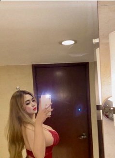 Louise - escort in Manila Photo 2 of 9