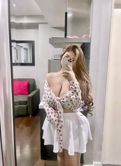 Louise - escort in Manila Photo 3 of 9