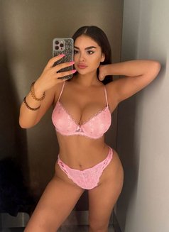 Louise - puta in Dubai Photo 5 of 9