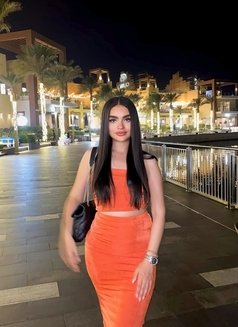 Louise - puta in Dubai Photo 5 of 9