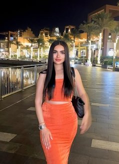 Louise - escort in Dubai Photo 9 of 10