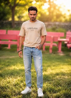 Love Gill - Acompañantes masculino in Chandigarh Photo 1 of 3