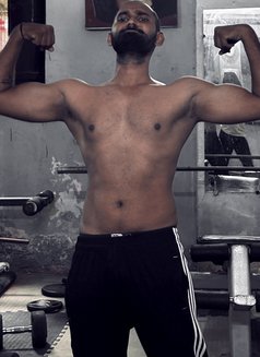 It's Backbencher for females - Acompañantes masculino in New Delhi Photo 5 of 7