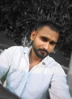 It's Backbencher for females - Acompañantes masculino in New Delhi Photo 7 of 7