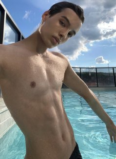 Luan - Male escort in Dubai Photo 2 of 9