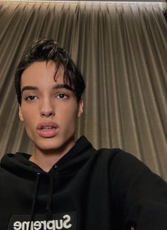 Luan - Male escort in Dubai Photo 4 of 9