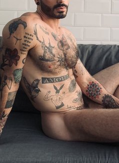 Luca - Male escort in Riyadh Photo 1 of 6