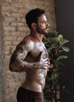 Luca - Male escort in Riyadh Photo 2 of 6