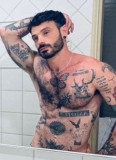 Luca - Male escort in Riyadh Photo 4 of 6