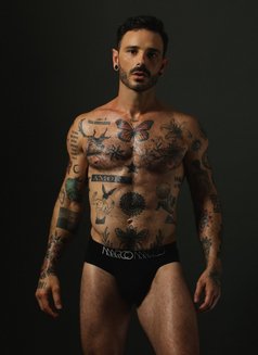 Luca - Male escort in Riyadh Photo 6 of 6