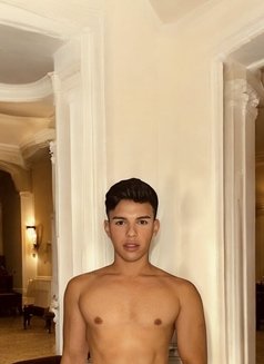 Lucas Classy Latin Lebanese Boy - Acompañantes masculino in London Photo 4 of 13